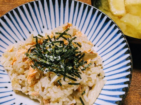 材料いれるだけ！鮭とキノコの炊き込みご飯